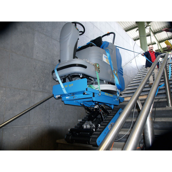 Schodołaz gąsienicowy transportujący po schodach maszynę czyszczącą posadzki